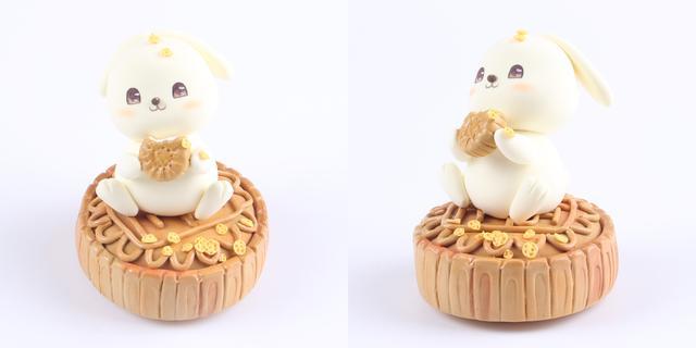 步骤8：用黄色粘土做一些小圆片撒在月饼和玉兔头上做装饰，这是桂花哦。最后涂上一层亮油，这样吃月饼的玉兔就做完啦！