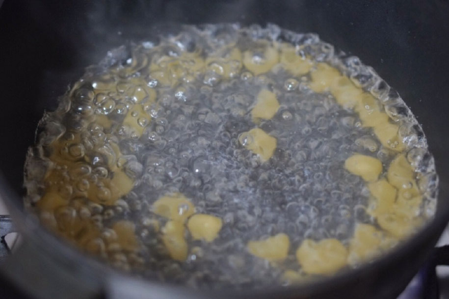 第2步：煮一锅水，水烧开后放入意面，大火煮三分钟。