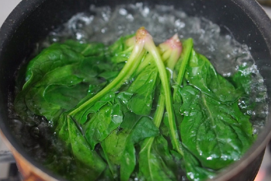 第4步：菠菜焯水。
