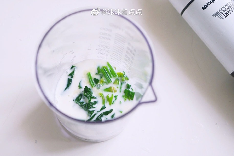 第6步：切好的菠菜放入容器里，倒入牛奶。