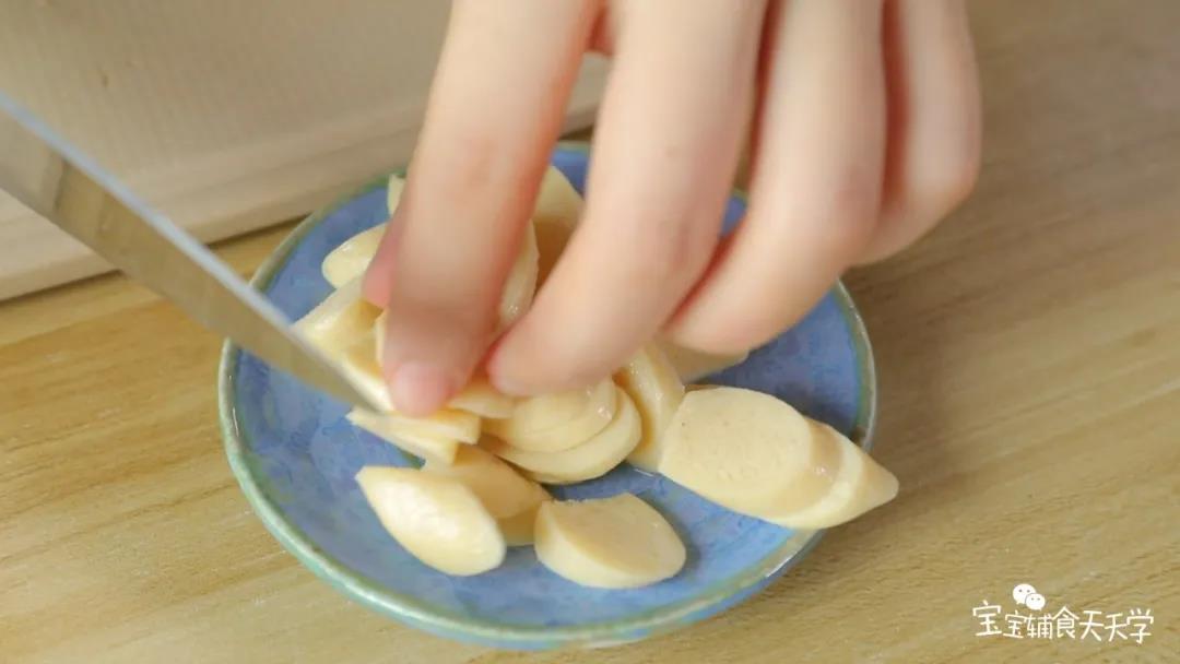 把鱼肉肠切成小块