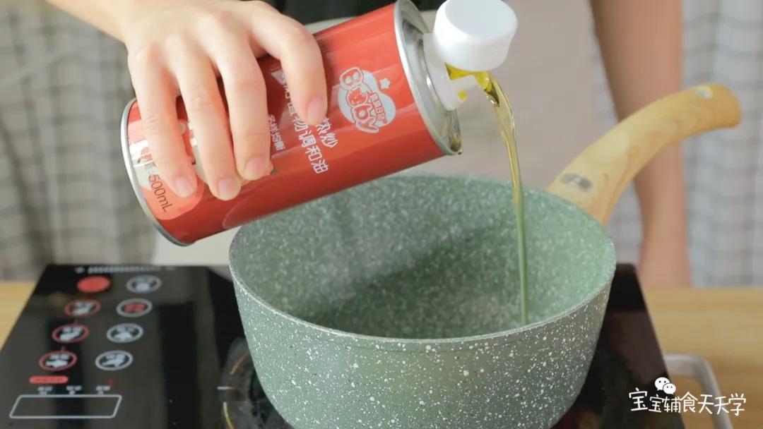 热锅，倒入适量的热炒油后加入干贝炒香