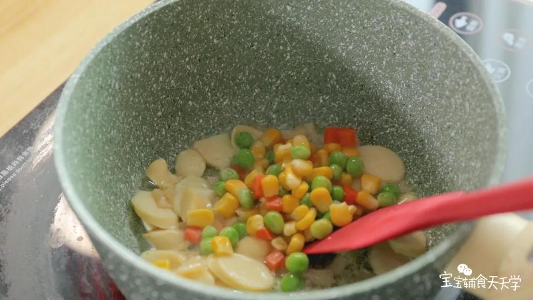 加入鱼肉肠和杂蔬