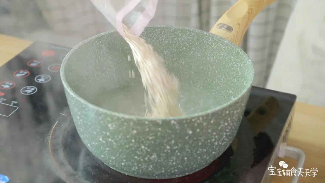 锅中加入四分之一锅的水，煮沸后加入碎碎面，煮3-4分钟