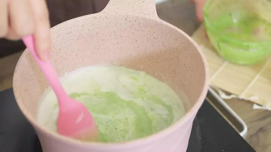 倒入步骤2的混合物，继续搅拌成粘稠状