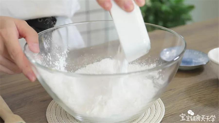开始制作冰皮，粘米粉、糯米粉、澄粉、糖粉全部倒入一个大碗里