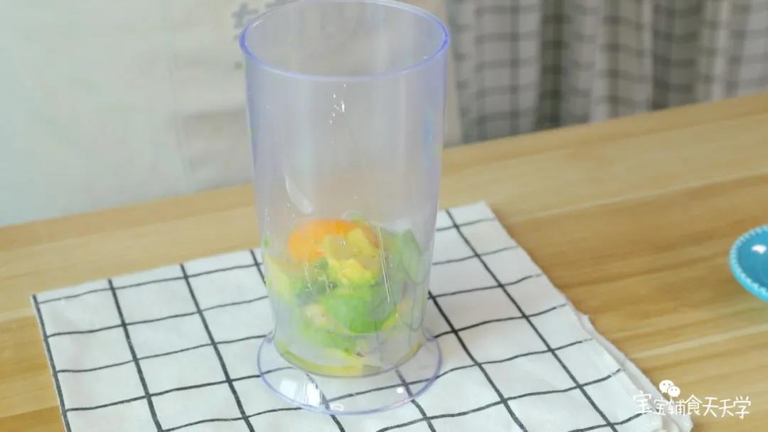 挖出果肉，加入一个鸡蛋，用搅拌机捣成泥状