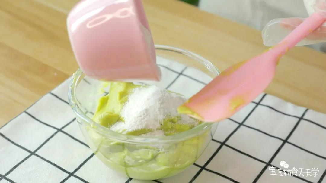 加入大米粉，混合成细腻的面糊