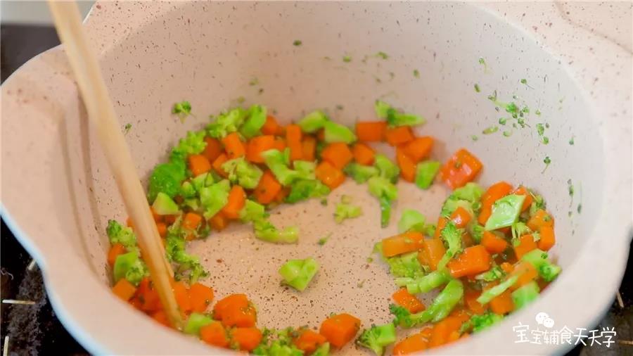 锅里倒油，小火加热，倒入西兰花胡萝卜碎翻炒