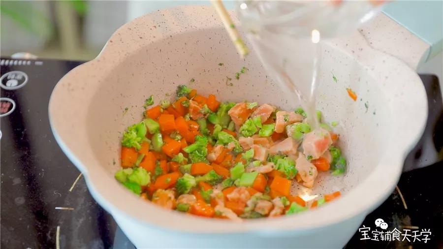 加入少量水焖软食材