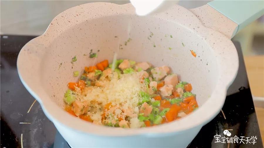 熄火，倒入奶酪碎拌匀融化