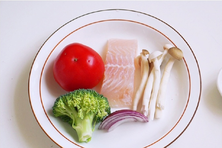 食材准备：番茄1个、巴沙鱼50g、海鲜菇几根、西兰花一小朵、洋葱少许、淀粉10g