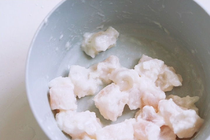 巴沙鱼切成小丁，用淀粉抓匀，腌制10分钟。