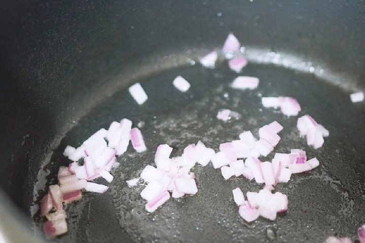 锅中放油，倒入洋葱炒香。