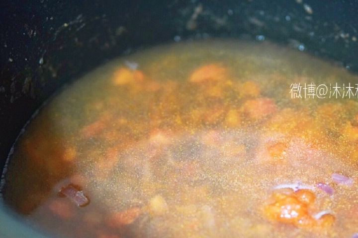 倒入一碗清水，转大火煮开。