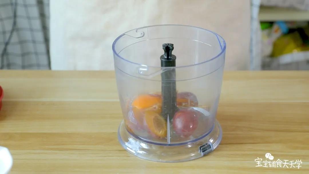 加入一个鸡蛋，和西梅果肉一起搅打3分钟