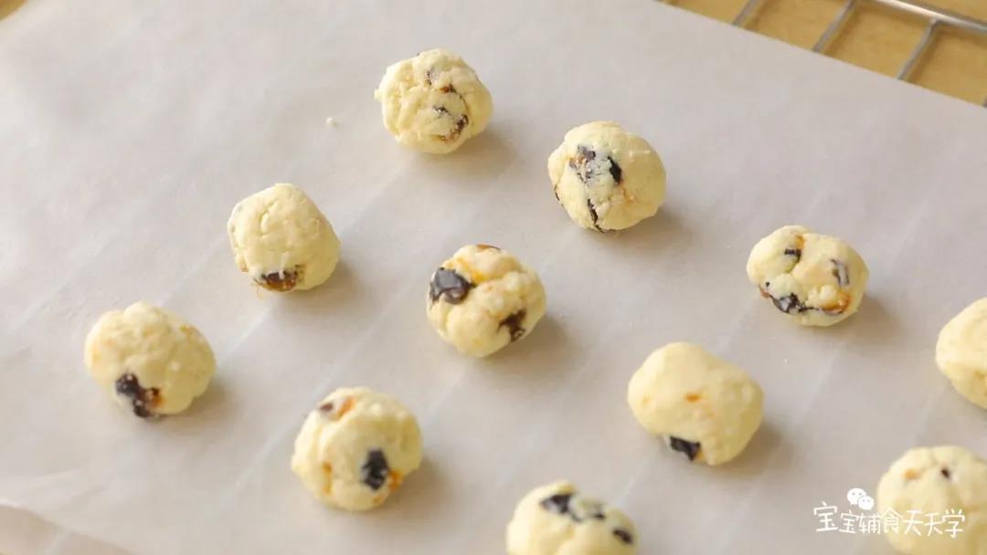 在烤架上铺上油纸，平铺上小奶块