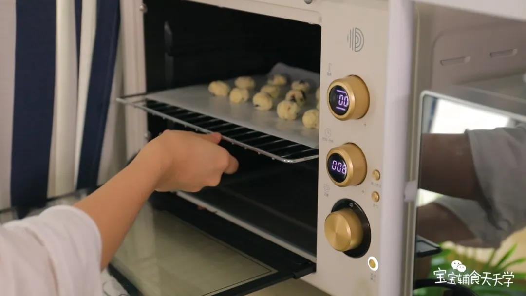 放入烤箱，100度烤20分钟，烤至奶团凝固不散开，表面微黄即可