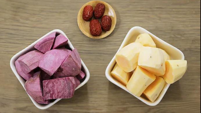 第1步：食材准备：去皮紫薯250g、去皮红薯250g、红枣4个