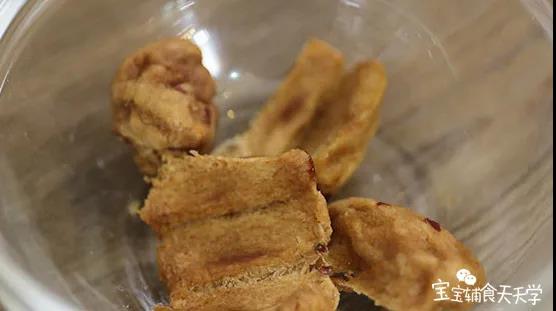 第5步：红枣去皮去核，压泥揉团