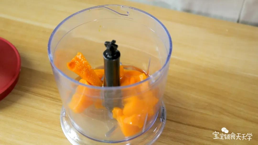 南瓜切块蒸熟后加入鸡蛋，搅拌成泥