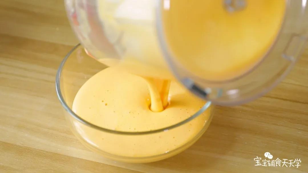 搅拌3分钟以上，南瓜糊蓬松，微微发白