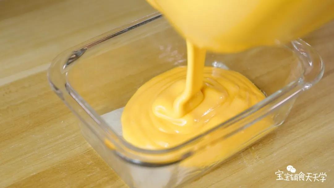 一次性倒入南瓜面糊，把表面抹平