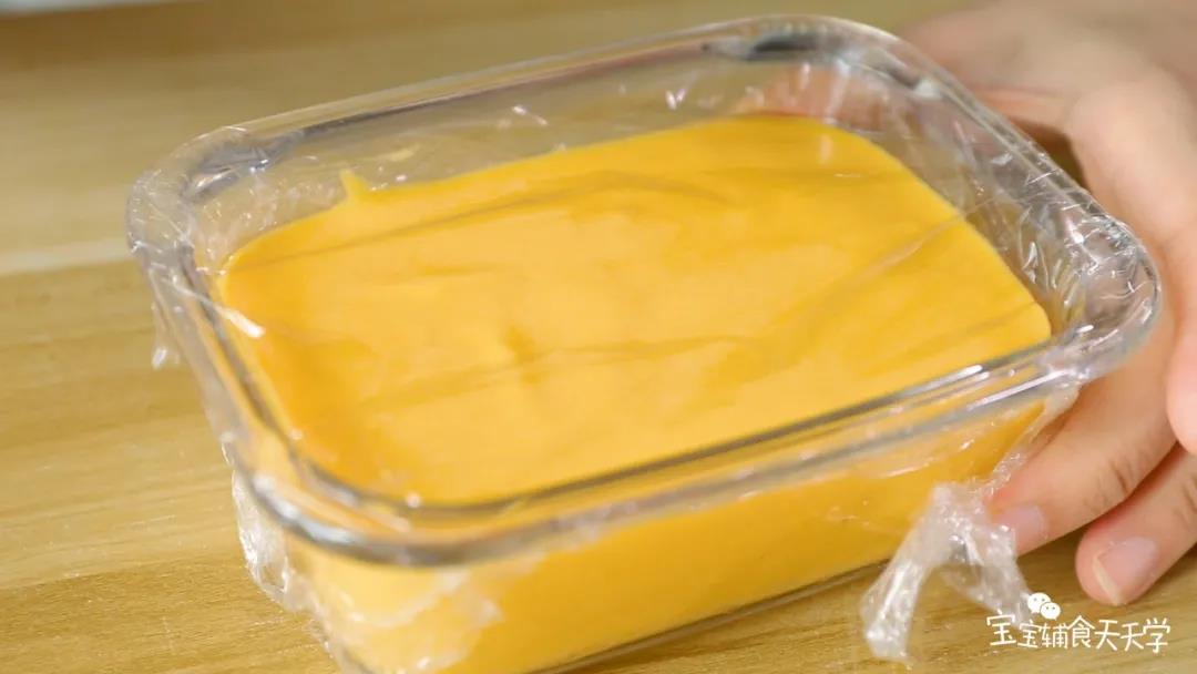 盖上保鲜膜，冷水上锅，蒸20-25分钟