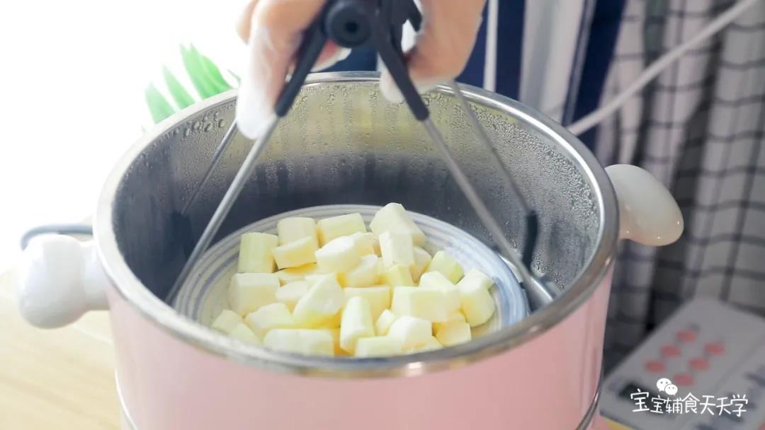 把山药切小块后，蒸熟
