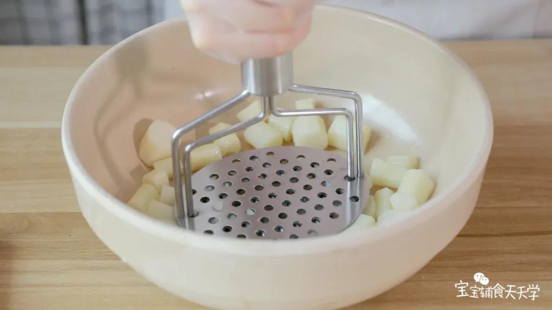 把蒸熟的山药压成泥