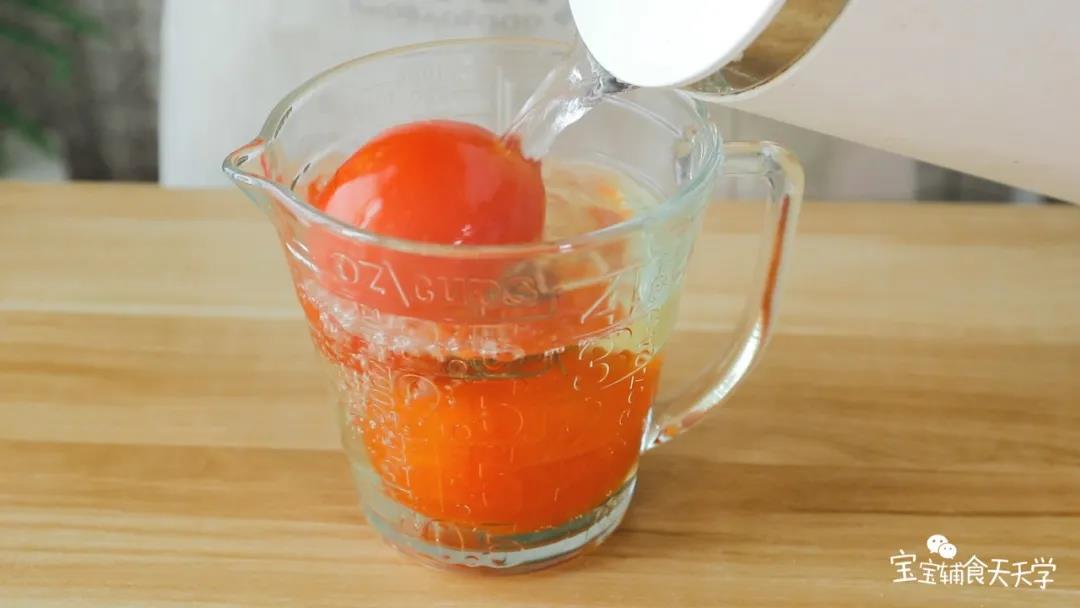 加入热水把番茄浸泡，撕掉外皮