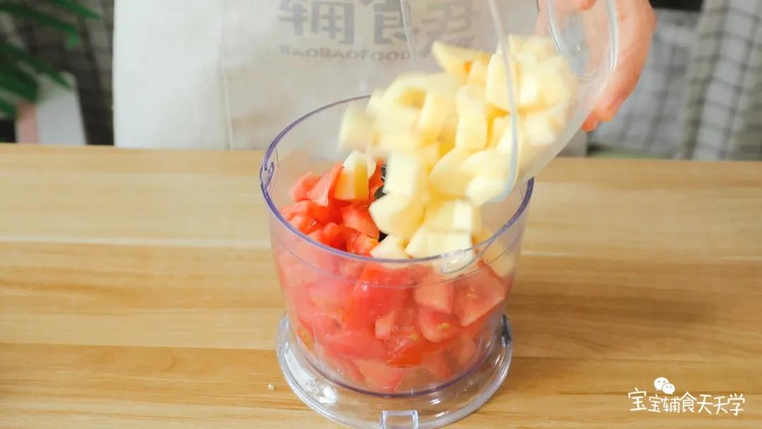 番茄和苹果放入搅拌机，搅拌成泥状