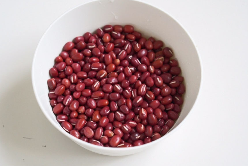 先做红豆馅，将红豆洗净，检出坏的豆子。