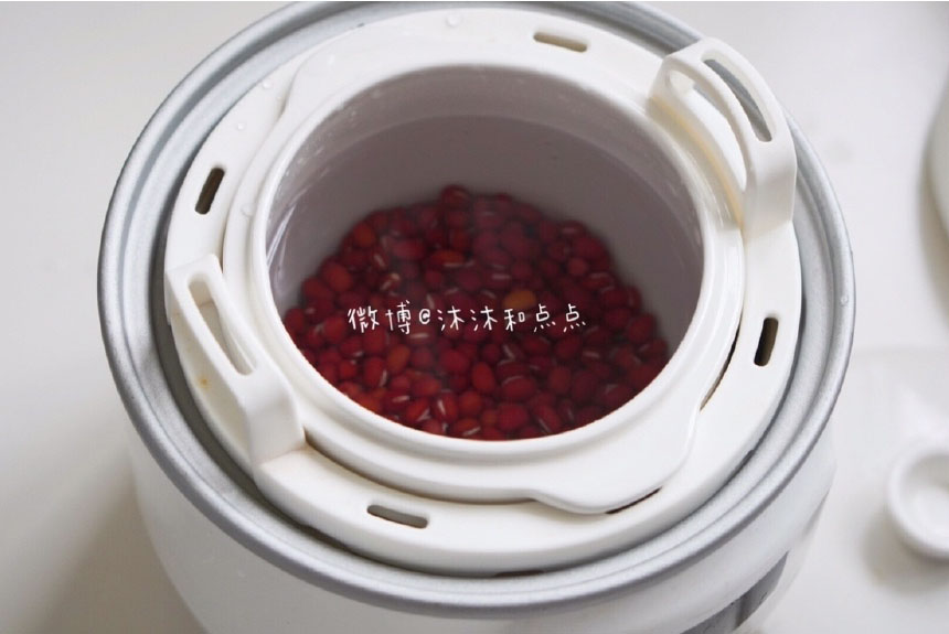 把红豆放入电炖锅里，放入足量的清水。