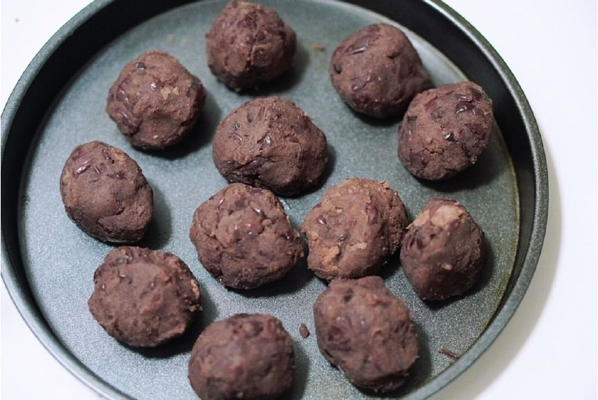 红豆馅晾凉后，团成每个约30g的团，备用。