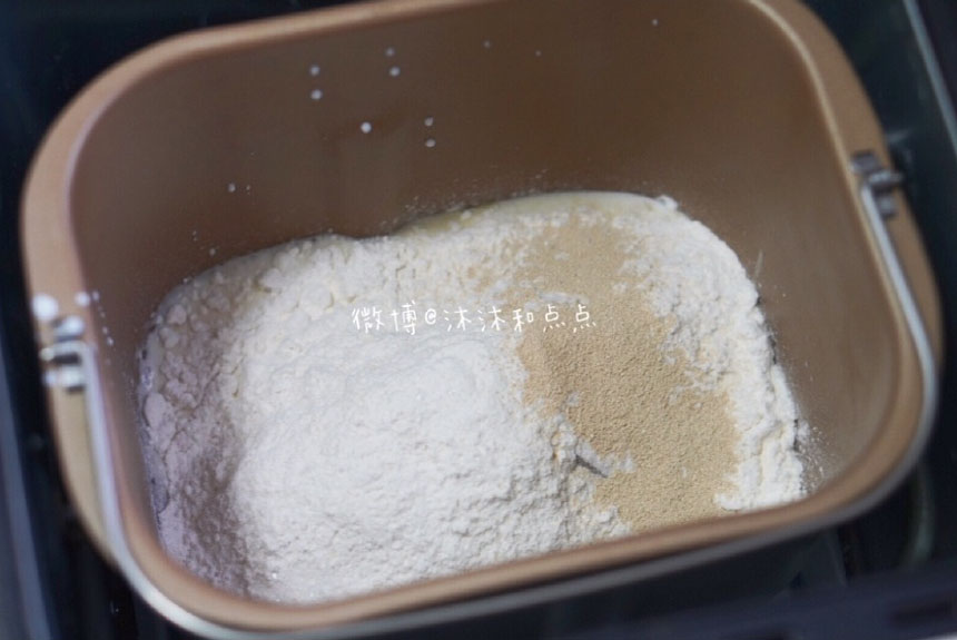 将除了黄油的食材放到面包机里，选择mix模式，揉面。