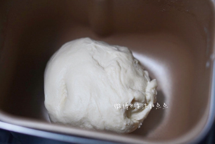 黄油全部融合到面团里就好了，不需要揉出手套膜。