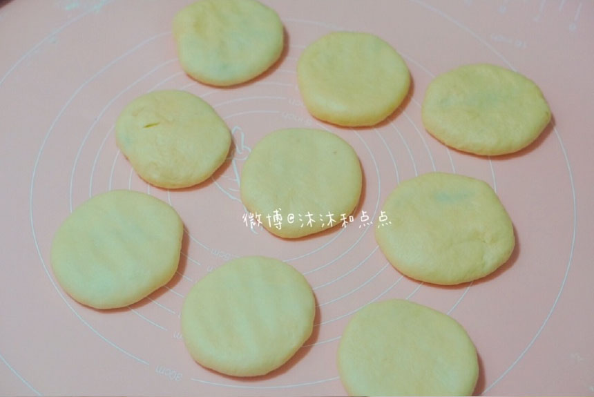 再压成饼，二次醒发半个小时。