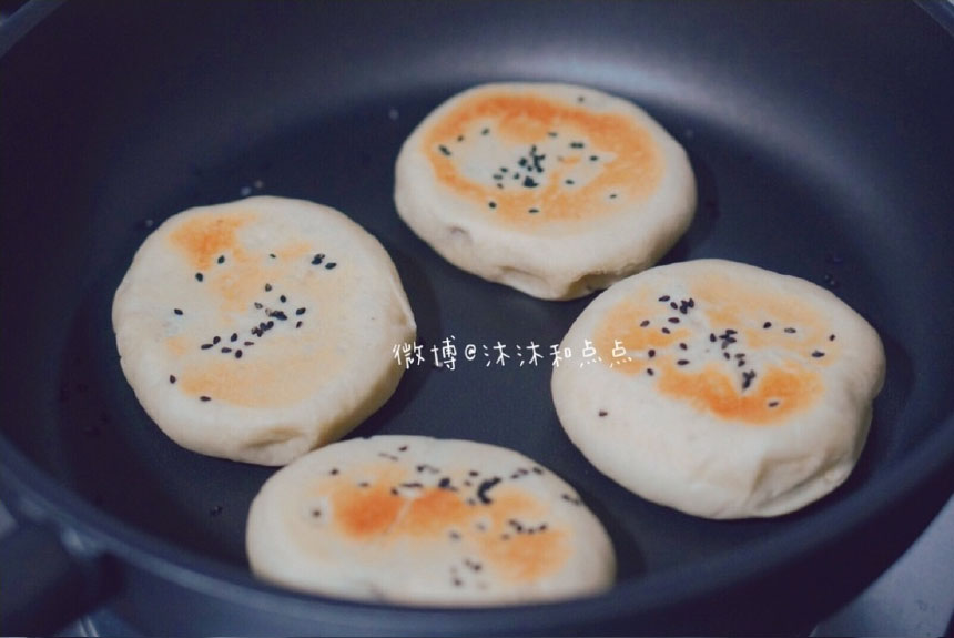 一面煎至金黄色后翻面，继续煎。煎至两面金黄，面饼全熟就可以出锅了。