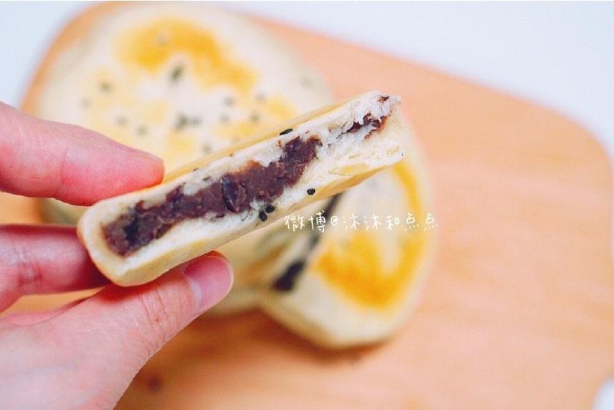 掰开看一下，组织松软，红豆细腻，口感非常好。