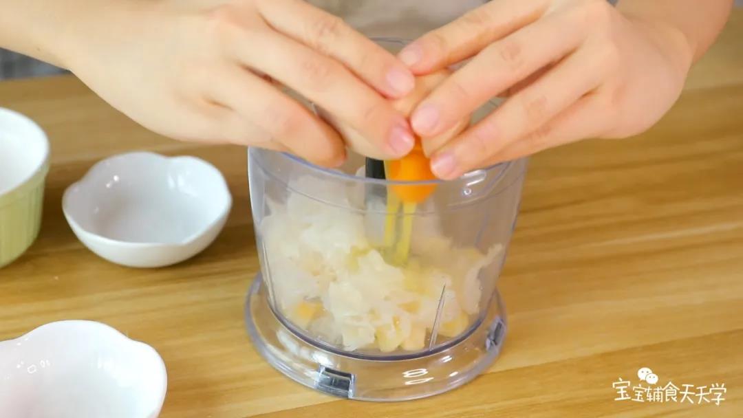 把银耳和苹果放入搅拌机中，加入1个鸡蛋