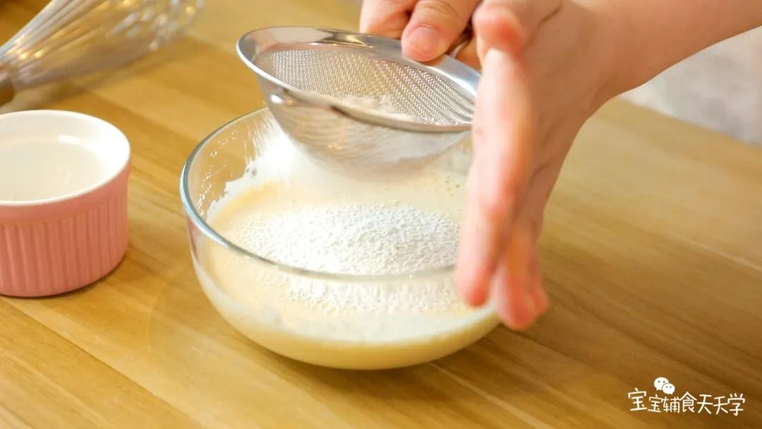 过筛加入面粉