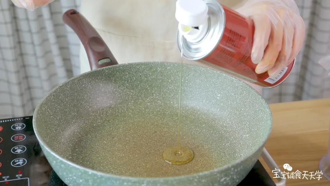 小火热锅，倒入适量的热炒油