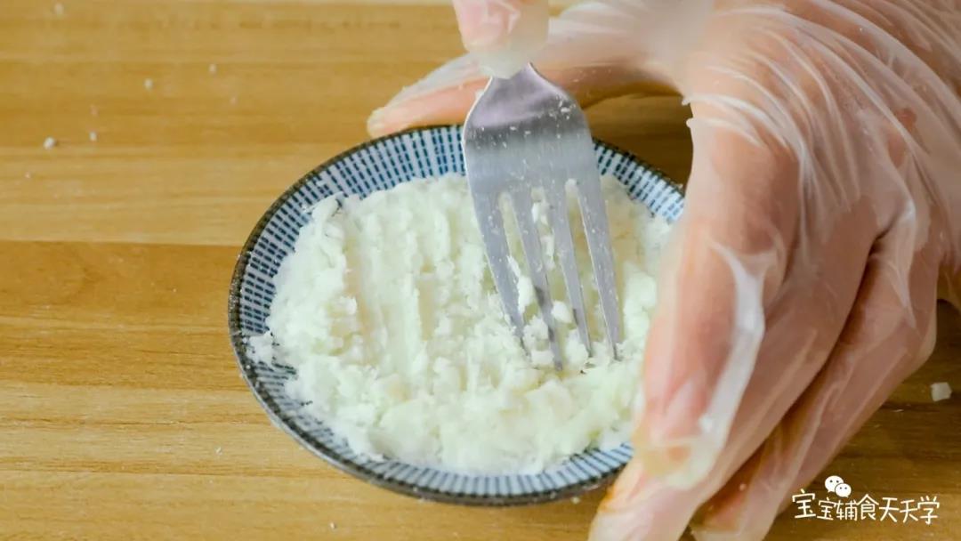 各取30克南瓜和30克山药，压成泥