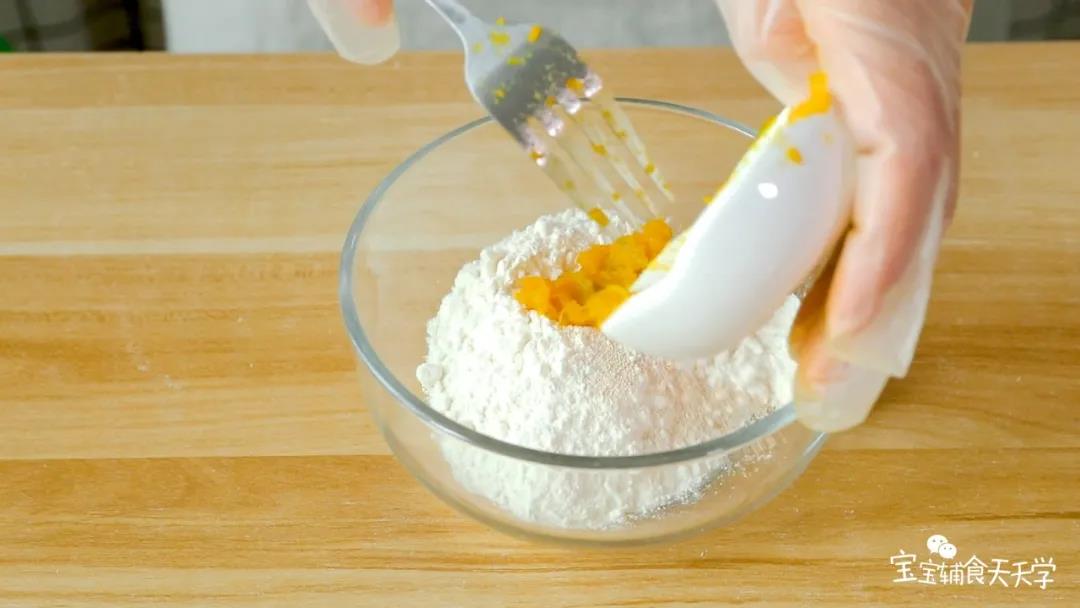 50克中筋面粉加入0.5克酵母，加入30克南瓜泥