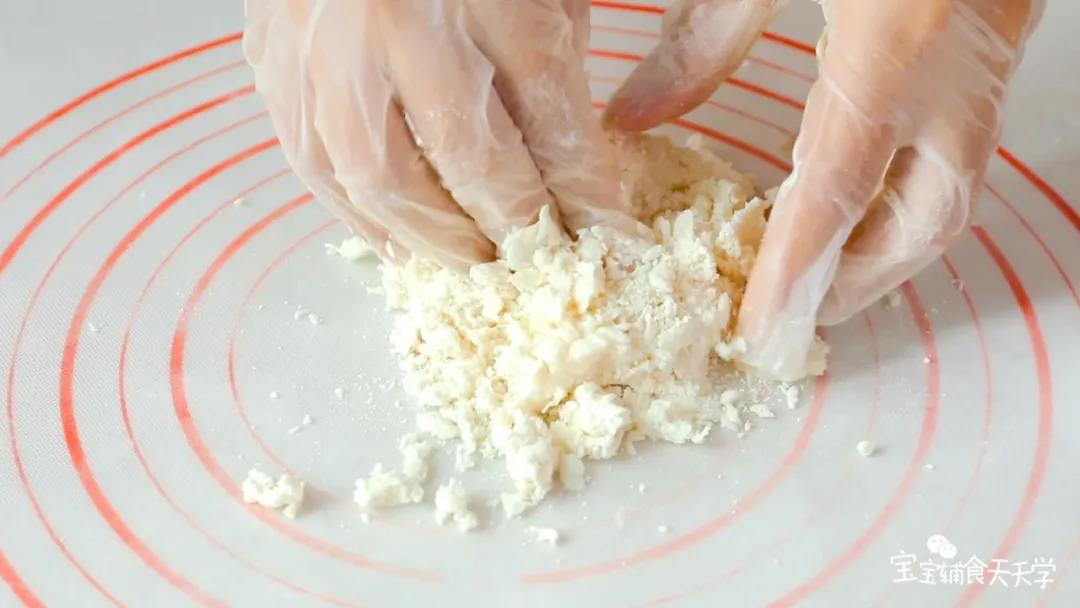 搅拌成面絮，倒在揉面垫上，和成面团至不粘手