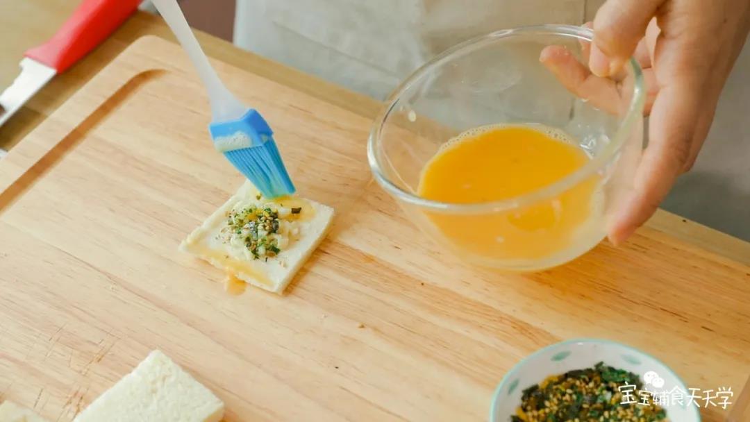 第6步：两边边缘涂一点蛋液，卷起吐司片