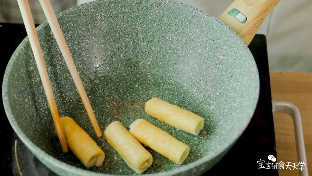 第8步：锅里扫油，小火加热，把封口面先煎凝固