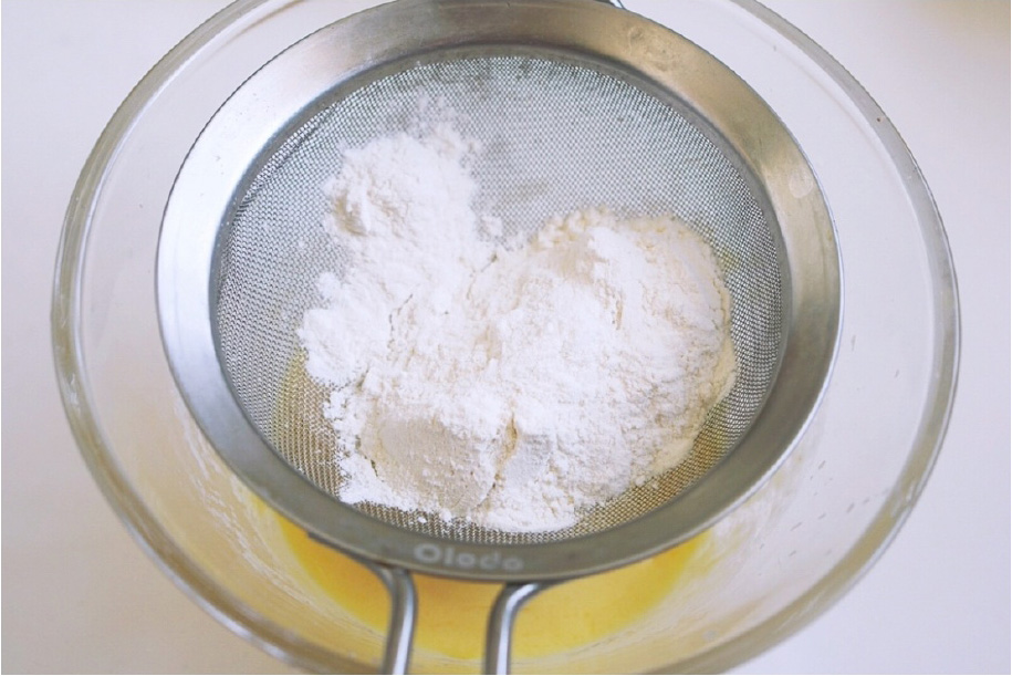 第4步：筛入低筋面粉