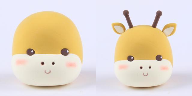 步骤2：褐色粘土做出两只小眼睛，鼻子部位戳出两个鼻孔填充上褐色粘土，画出嘴巴，涂上腮红，然后用褐色粘土做出它的两只角，姜黄色粘土打底，和米白色粘土一起做出两只耳朵。